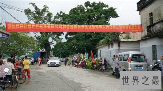 世界上只用大拇指倒立时间最长的人,和你在站立时间一样长