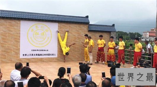 世界上只用大拇指倒立时间最长的人,和你在站立时间一样长
