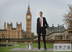 震惊！世界上最矮的人身高55厘米 一日生活竟这么有趣