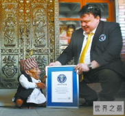 世界最矮的人（54.6cm），72岁终迎人生转折点