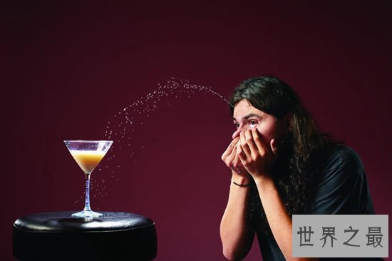 10个最有趣的吉尼斯世界纪录,用眼睛喷出牛奶