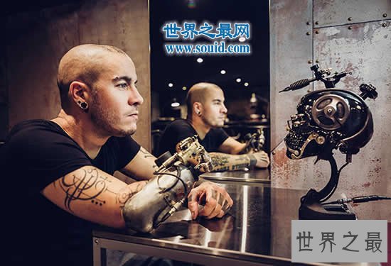 世界上首支假肢纹身枪臂,纹身师享受灵肉合一的快感