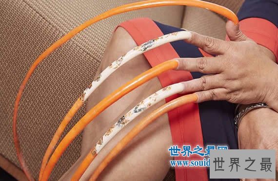 世界上双手指甲最长的女人,长576厘米(23年未剪过)
