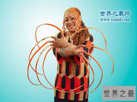 世界上双手指甲最长的女人,长576厘米(23年未剪过)