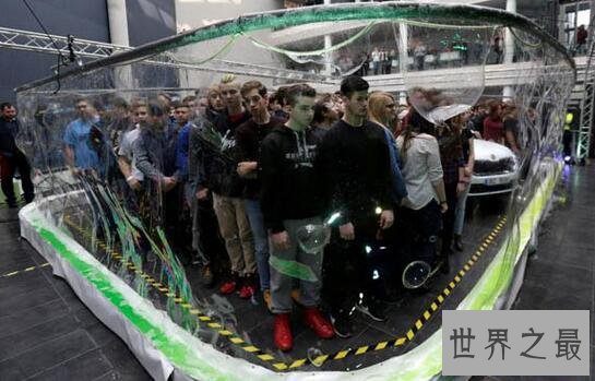 世界上用嘴吹的最大泡泡,能住275个人和1辆车