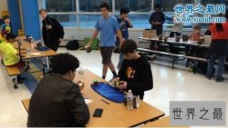 魔方世界纪录，14岁少年仅用4.9秒