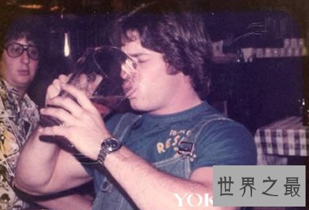 与啤酒有关的吉尼斯世界纪录，1.3秒喝下1升啤酒