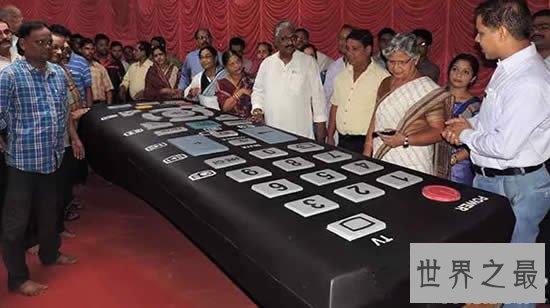 世界上最大电视机遥控器,长达4.5米(视频)