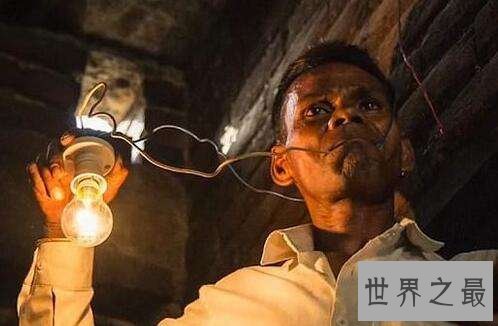 世界最奇葩的人大合集,生吞毒蛇吃泥土/吃灯泡(不怕触电)