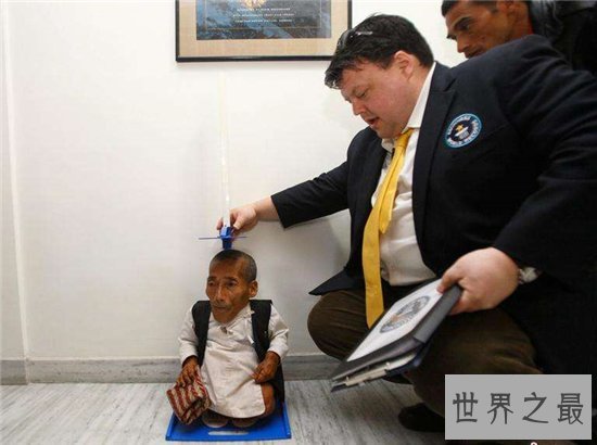 世界上最矮的男人和女人，站在一起全球最萌！