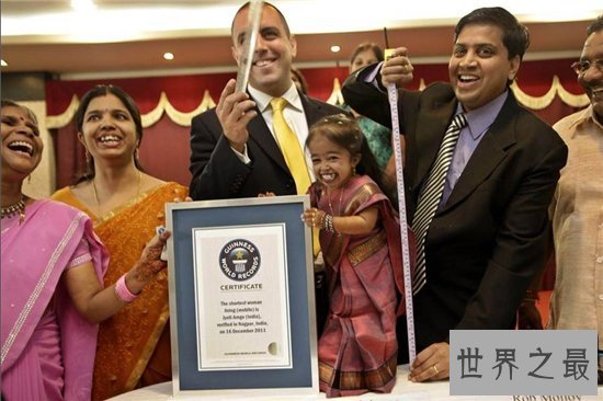 世界上最矮的女人，身高仅62.8厘米！