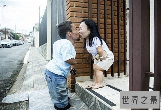 世界上最矮的夫妻,两人身高加起来不到一米八