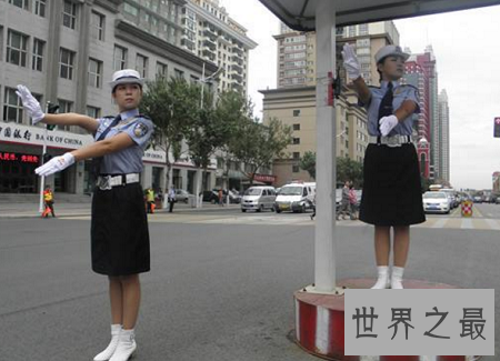 最美女交警毅然穿制服 资深模特变身制服女神