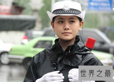 最美女交警毅然穿制服 资深模特变身制服女神
