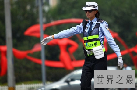 最美女交警毅然穿制服 资深模特变身制服女神