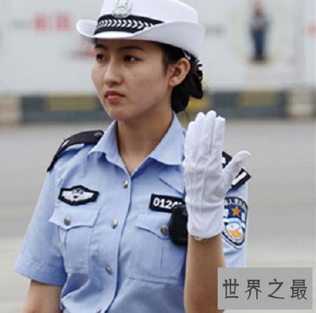最美女交警毅然穿制服 资深模特变身制服女神