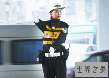 最美女交警毅然穿制服 资深模特变身制服女神