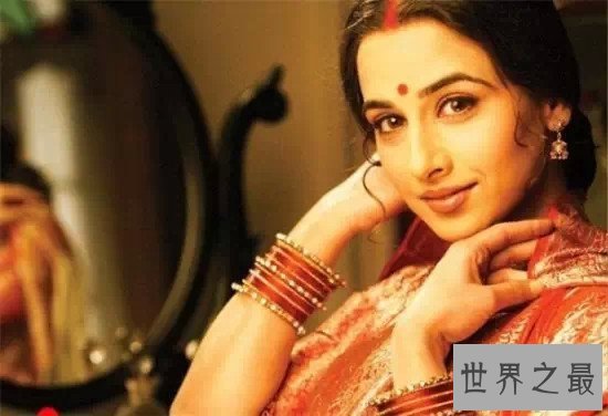 受人跪拜的印度圣女 其实是高僧们的应召女郎