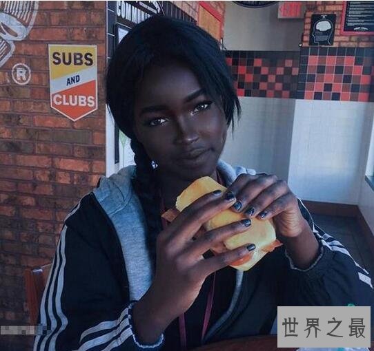 世界上最漂亮的黑人美女Lolita，皮肤黑成碳，但五官极美
