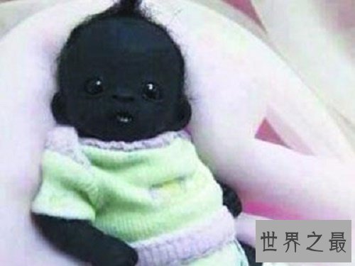 世界上最黑的孩子，全身上下都是黑的，连眼睛都是黑的