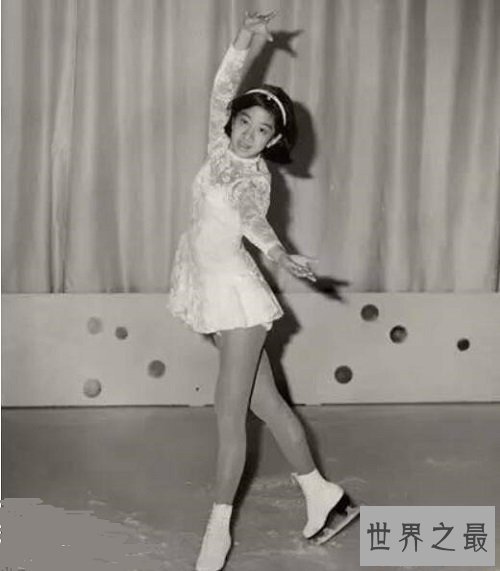 最具影响力“婚纱女王”王薇薇 67岁演绎浪漫“母子恋”