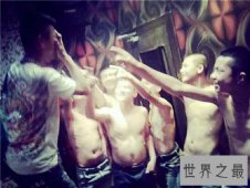 莫磊曾是黑社会老大的手下 堪称是首领的杀人魔