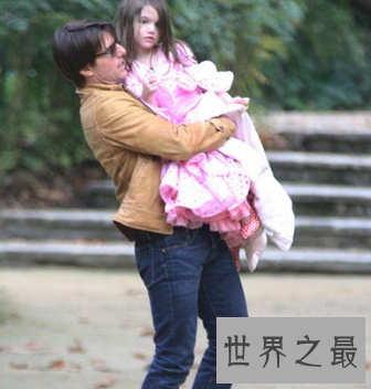 汤姆克鲁斯女儿镁光灯聚焦的小公主 如今却被爸爸抛弃