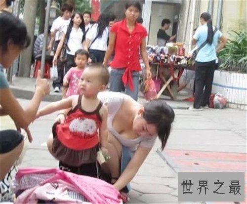 街头走光引色狼偷拍 名模街头遛狗掀开整件上衣