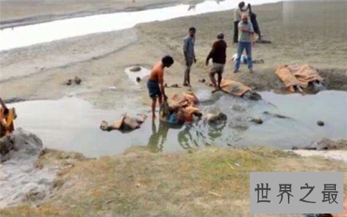 恒河浮尸是怎么回事 印度人喝恒河浮尸的水