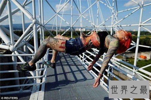 人体悬挂究竟是艺术还是惩罚 北京酒吧演绎人体悬挂