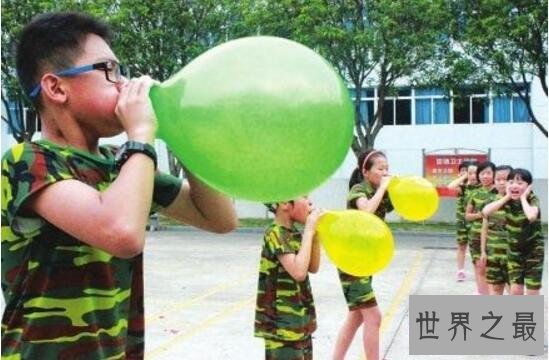 世界上最大肺活量的人,曼吉特·辛格吹出2.44米气球