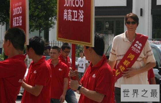 亚洲第一巨人黄长求,身高2米4像出租自己赚钱