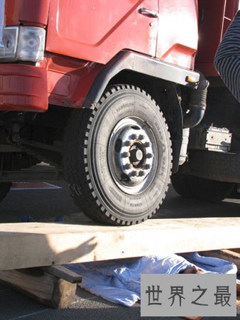 腹部承重最强的人，压一大卡车也没事