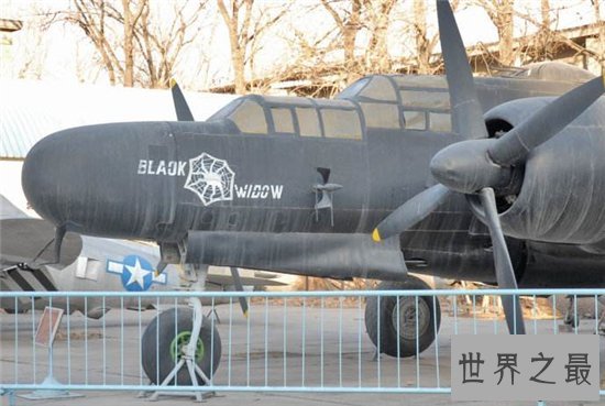 P-61堪称美国首架夜间作战机,可坐三人的重型战斗机