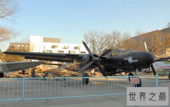 P-61堪称美国首架夜间作战机,可坐三人的重型战斗机