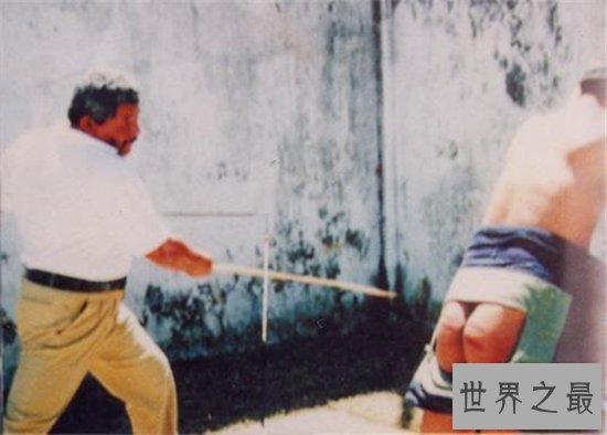 新加坡鞭刑最少罚三鞭,受刑之人不能被鞭死亡