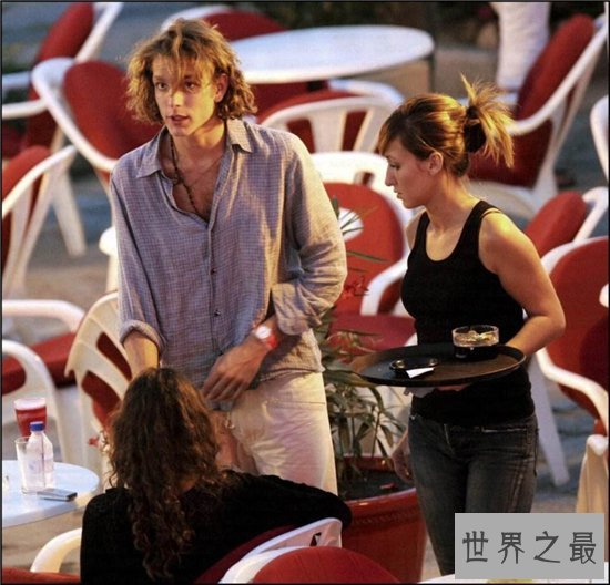 安德烈王子拥有女人疯狂的外貌,他的妻子是一位公主