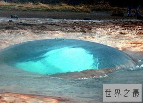 间歇泉喷发场面壮观,著名冰岛间歇泉爆发时最美