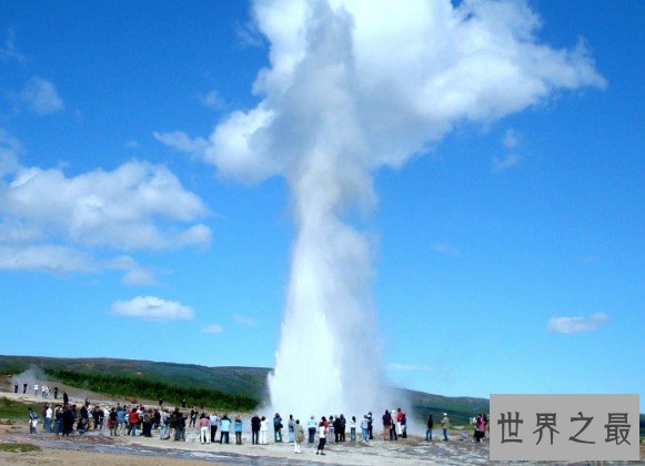 间歇泉喷发场面壮观,著名冰岛间歇泉爆发时最美