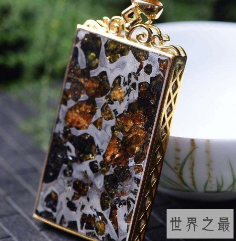 世界上最美的陨石,酷似一个散闪闪发光的金色蜂巢