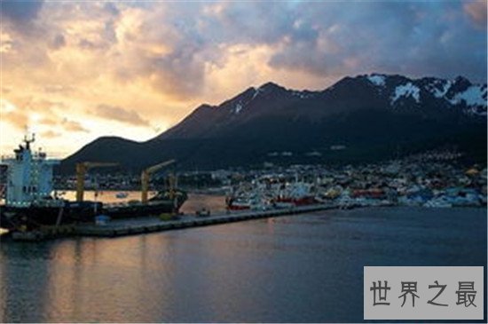 世界十大最极端的地方,在死海游泳不会沉下去