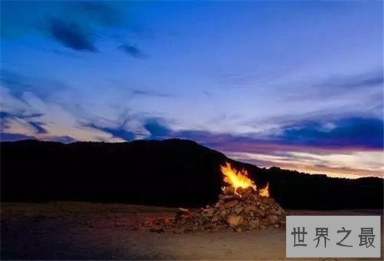 世界上最小的火山,围在旁边如同篝火晚会