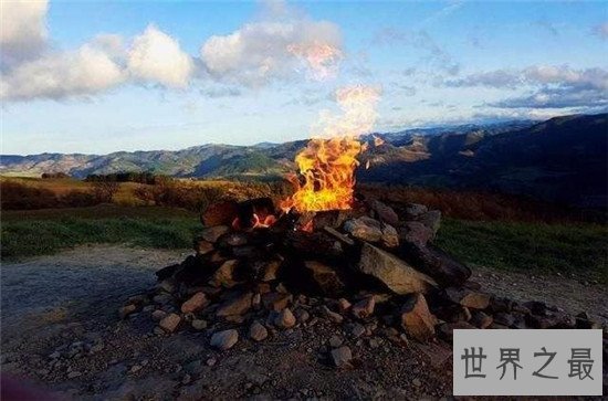 世界上最小的火山,围在旁边如同篝火晚会