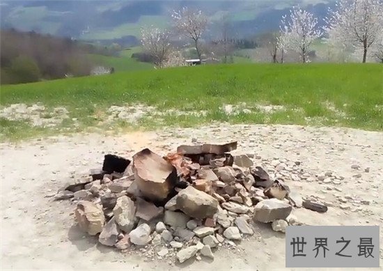 世界上最小的火山,围在旁边如同篝火晚会