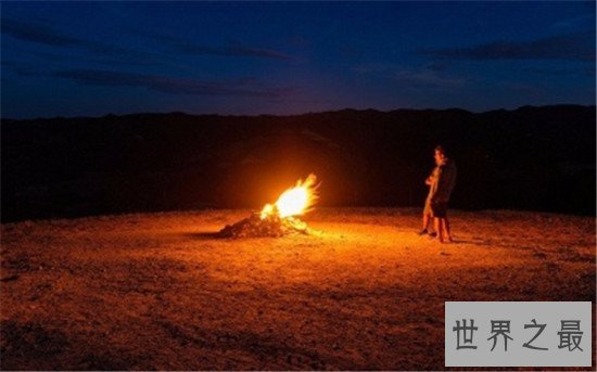 世界上最小的火山,围在旁边如同篝火晚会