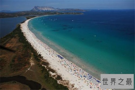 塔沃拉腊岛交通落后,岛上没有酒店但景色宜人