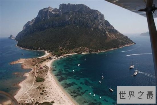 塔沃拉腊岛交通落后,岛上没有酒店但景色宜人