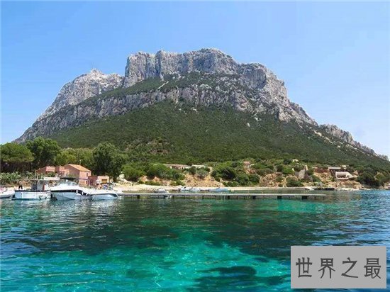 塔沃拉腊岛交通落后,岛上没有酒店但景色宜人