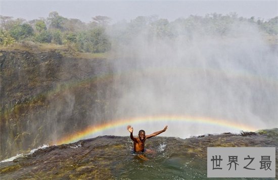 魔鬼游泳池堪称最危险致命，不小心便会掉下瀑布死亡