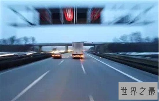 减速玻璃原理,实际上只是类似肉夹馍一般的夹层玻璃
